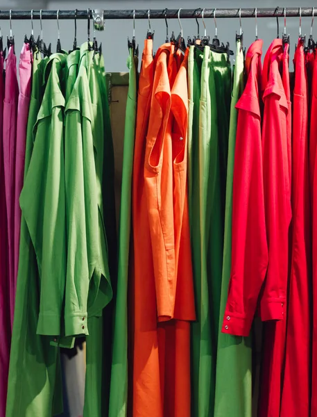 Επιλογή Ρούχων Μόδας Διαφόρων Χρωμάτων Κρεμάστρες Ένα Κατάστημα Λιανικής Πώλησης — Φωτογραφία Αρχείου