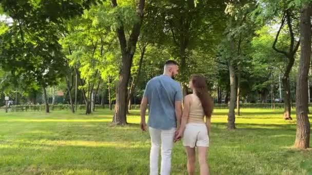 Счастливые Люди Гуляющие Парке Закате Влюбленная Пара Смеется Парке Мужчина — стоковое видео
