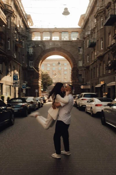 Pasangan Ini Berjalan Sekitar Kyiv Kota Tua Kisah Cinta Berjalan — Stok Foto