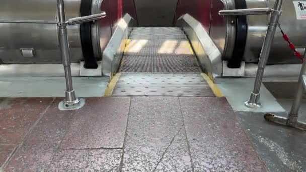 乌克兰基辅 2023年7月3日 乌克兰基辅地铁站 基辅的大学地铁站 没有人的空自动扶梯横向视频 — 图库视频影像