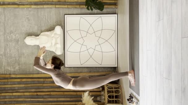 Eine Junge Frau Übt Einem Yoga Raum Die Sonnengrüß Pose — Stockvideo