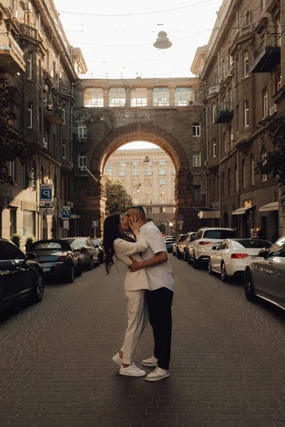 这对夫妇在基辅附近散步 老城市 爱情故事 在城里走来走去一个穿白衣的女人穿着T恤和牛仔裤的家伙爱和拥抱 要穿过马路 无焦点模糊及噪音效应 — 图库照片