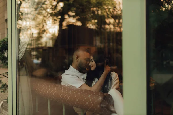 Yakından Aşk Hikayesi Kafe Penceresinin Arkasında Beyaz Takım Elbiseli Bir — Stok fotoğraf