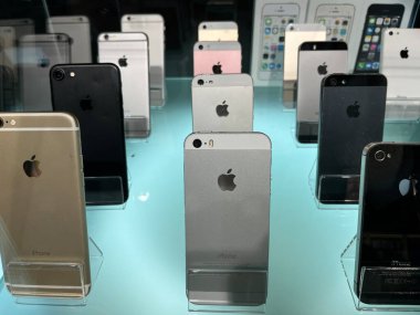 21 Temmuz 2023, Kyiv, Ukrayna. Teknoloji Müzesi - eski ve klasik monitörlerin, dizüstü bilgisayarların, telefonların ve diğer Apple ekipmanlarının fotoğrafları.