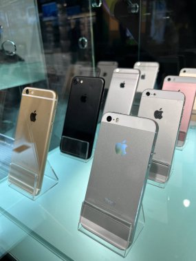 21 Temmuz 2023, Kyiv, Ukrayna. Teknoloji Müzesi - eski ve klasik monitörlerin, dizüstü bilgisayarların, telefonların ve diğer Apple ekipmanlarının fotoğrafları.