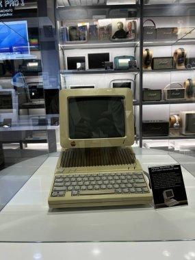 21 Temmuz 2023, Kyiv, Ukrayna. Teknoloji Müzesi - eski ve klasik monitörlerin, dizüstü bilgisayarların, telefonların ve diğer Apple ekipmanlarının fotoğrafları.