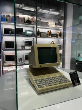 21 Temmuz 2023, Kyiv, Ukrayna. Teknoloji Müzesi - eski ve klasik monitörlerin, dizüstü bilgisayarların, telefonların ve diğer Apple ekipmanlarının fotoğrafları.