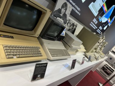 21 Temmuz 2023, Kyiv, Ukrayna. Teknoloji Müzesi - eski ve klasik monitörlerin, dizüstü bilgisayarların, telefonların ve diğer Apple ekipmanlarının fotoğrafları.