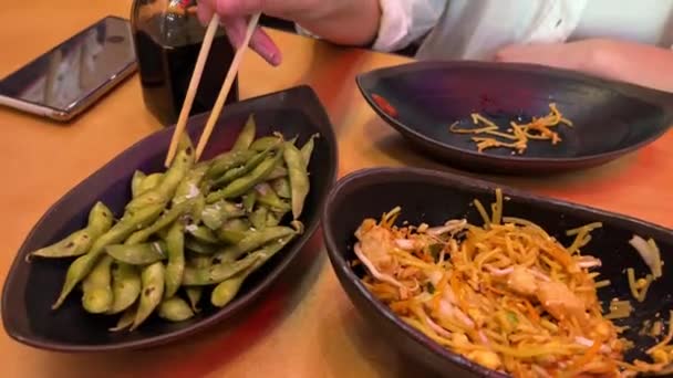 Street Food Eine Große Portion Thailändische Nudeln Auf Einem Teller — Stockvideo
