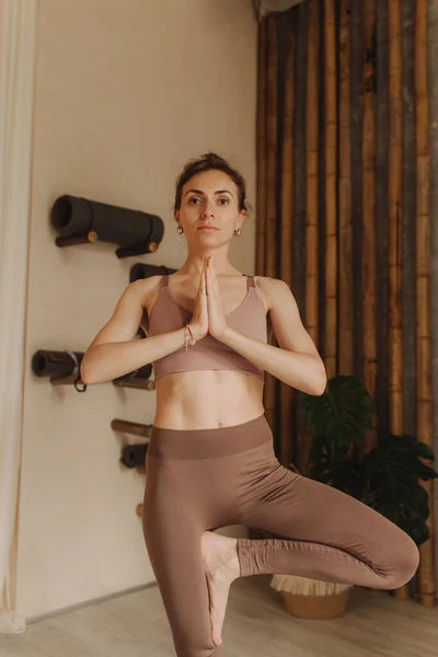 在瑜伽垫上练习瑜伽的胖胖的年轻女子在瑜伽室里 复古色调 健康生活的概念和身心发展之间的自然平衡 — 图库照片