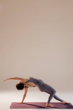 Genç hamile kadın yoga egzersizleri yapıyor ve stüdyoda meditasyon yapıyor. Sağlık, farkındalık ve sağlık konsepti.