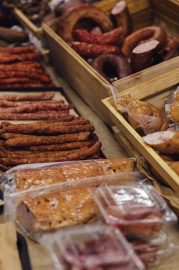 El yapımı füme et ürünleri. Sokak yemek fuarında et, salam ve sosis sergileriz. Yumuşak odak bulanık ve gürültü etkisi. Lezzetli Konsept.