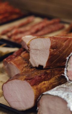 El yapımı füme et ürünleri. Sokak yemek fuarında et, salam ve sosis sergileriz. Yumuşak odak bulanık ve gürültü etkisi. Lezzetli Konsept.