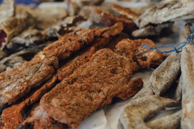 El yapımı füme et ürünleri. Sokak yemek fuarında et, salam ve sosis sergileriz. Yumuşak odak bulanık ve gürültü etkisi. Lezzetli Konsept.