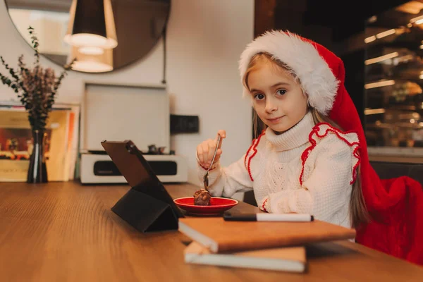 Boldog Lány Élvezi Karácsonyi Ünnepeket Eszik Egy Csokoládé Desszert Miközben — Stock Fotó