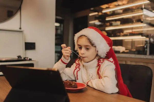 Boldog Lány Élvezi Karácsonyi Ünnepeket Eszik Egy Csokoládé Desszert Miközben — Stock Fotó