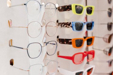 Gözlük Optik Mağazası. Sokak pazarında moda gözlüğü. Optik mağaza alışveriş merkezinde renkli gözlükler (Seçici Odak)