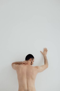 İnsanlar, sağlık hizmetleri ve sorun kavramı. Acı çeken ya da dizginlenen bir adam. Acıya dokunarak ellerini kapat. Beyaz arka planda duran adam. Odak bulanıklığı ve gürültü efekti yok.