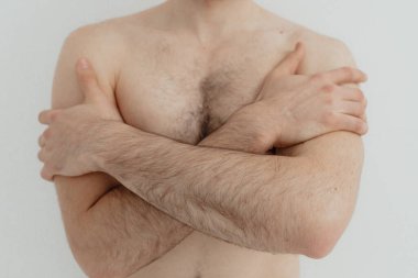 İnsanlar, sağlık hizmetleri ve sorun kavramı. Acı çeken ya da dizginlenen bir adam. Acıya dokunarak ellerini kapat. Beyaz arka planda duran adam. Odak bulanıklığı ve gürültü efekti yok.