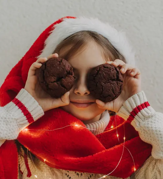 Egy Aranyos Tinédzser Lány Pulóverben Mikulás Kalap Egy Csokis Sütit — Stock Fotó