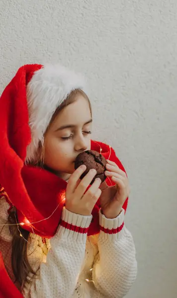 Egy Aranyos Tinédzser Lány Pulóverben Mikulás Kalap Egy Csokis Sütit — Stock Fotó