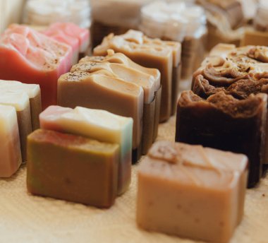 Eko Organik el yapımı sabun. Plastiksiz ürünler mağazasında. Minimalist yaşam tarzı. Yerel işletmelerden alışveriş..