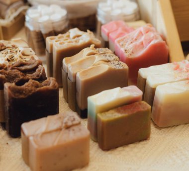 Eko Organik el yapımı sabun. Plastiksiz ürünler mağazasında. Minimalist yaşam tarzı. Yerel işletmelerden alışveriş..