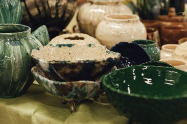 Markette renkli el yapımı çömlek kaseleri. Minimalist yaşam tarzı. Yerel işletmelerden alışveriş..