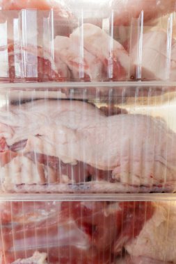 Plastik kutuda taze çiğ et, tabaktaki etin yakın plan görüntüsü..