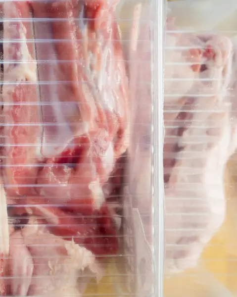 Plastik kutuda taze çiğ et, tabaktaki etin yakın plan görüntüsü..