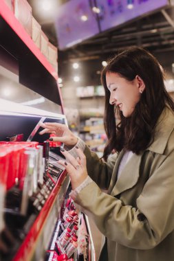 Güzeller güzeli gençlik testleri ve kozmetik ürünleri bir güzellik mağazasından almak. Yan görüş. Kişisel bakım ve modern kozmetoloji.