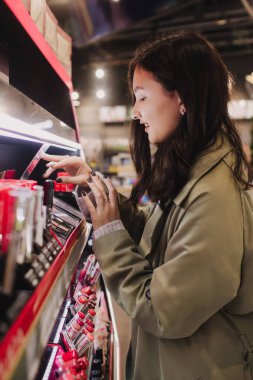 Güzeller güzeli gençlik testleri ve kozmetik ürünleri bir güzellik mağazasından almak. Yan görüş. Kişisel bakım ve modern kozmetoloji.