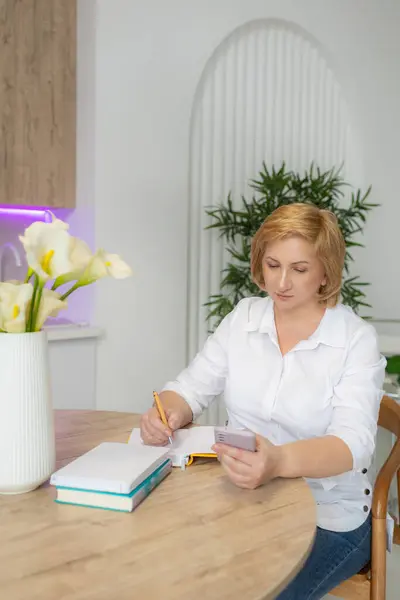 Стильна Жінка Середнього Віку Працює Планувальником Домашньому Офісі Робить Нотатки Стокова Картинка