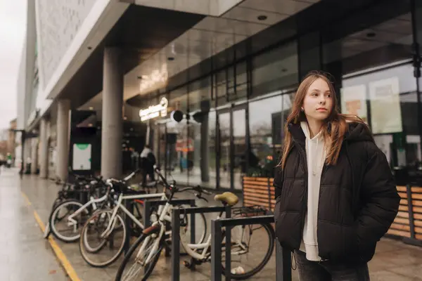 스마트폰을 스쿠터 자전거를 모바일 프로그램을 비접촉 만들기 시즌에 도시에서 자전거 — 스톡 사진