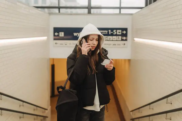 在火车站旅游的少女使用智能手机地图 社交媒体报到 或购买机票预订 现代旅游应用技术 单人旅行 冬季度假铁路冒险概念 — 图库照片