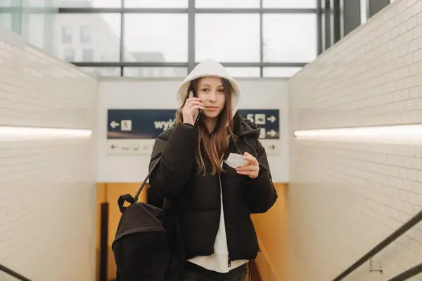 在火车站旅游的少女使用智能手机地图 社交媒体报到 或购买机票预订 现代旅游应用技术 单人旅行 冬季度假铁路冒险概念 — 图库照片