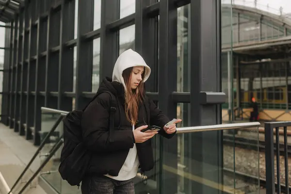 Adolescente Turista Estación Tren Utilizando Mapa Teléfonos Inteligentes Check Las — Foto de Stock