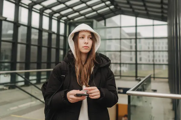 스마트 폰지도 미디어 체크인을 사용하여 기차역에서 예약을 외로운 여행자 — 스톡 사진