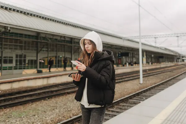 Туристическая Девушка Подросток Вокзале Используя Карту Смартфона Регистрацию Социальных Сетях — стоковое фото
