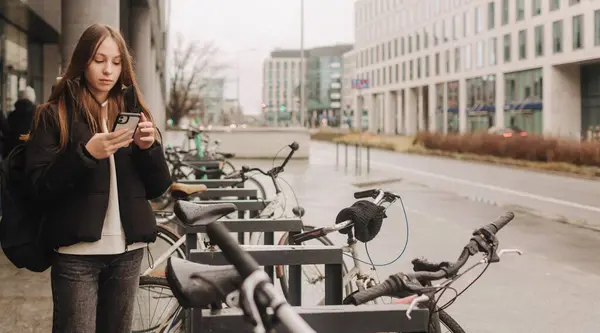 Niña Edad Escolar Alquilando Scooter Eléctrico Una Bicicleta Usando Teléfono — Foto de Stock