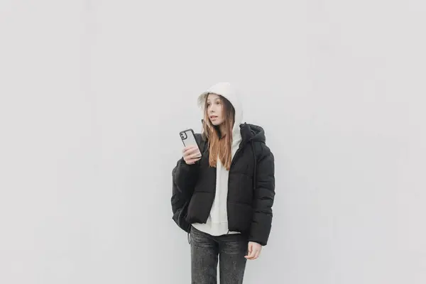 Retrato Metade Comprimento Menina Uso Casual Segurando Smartphone Para Blogar — Fotografia de Stock