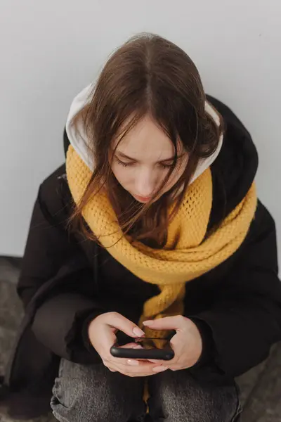 Retrato Metade Comprimento Menina Uso Casual Segurando Smartphone Para Blogar — Fotografia de Stock