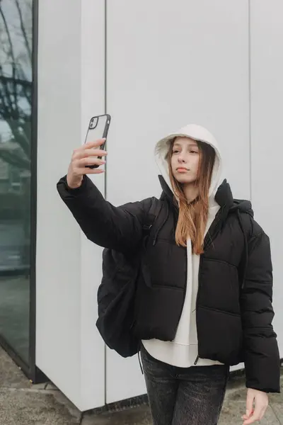 Pół Długości Portret Dziewczyny Ubraniu Casual Trzymając Smartfona Blogowania Mieście — Zdjęcie stockowe