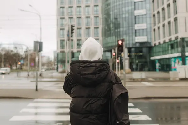 Turystyczna Nastolatka Podróżująca Samotnie Ulicami Miasta Sezonie Jesień Zima Nowoczesne — Zdjęcie stockowe
