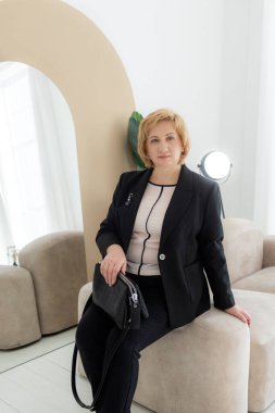 Mutlu olgun sarışın bayan. Web kamerası görüntüsü gülüyor orta yaşlı kadın eğleniyor, yetişkin çocuklarla internette konuşuyor..