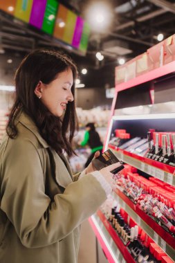 Güzeller güzeli gençlik testleri ve kozmetik ürünleri bir güzellik mağazasından almak. Yan görüş. Kişisel bakım ve modern kozmetoloji.
