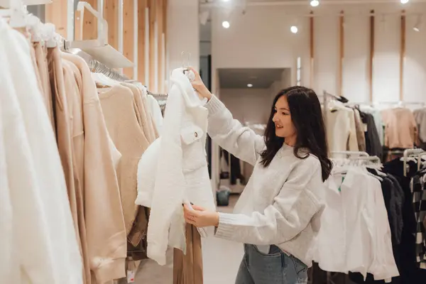 Adolescente Coréenne Choisir Acheter Des Vêtements Mode Dans Centre Commercial — Photo