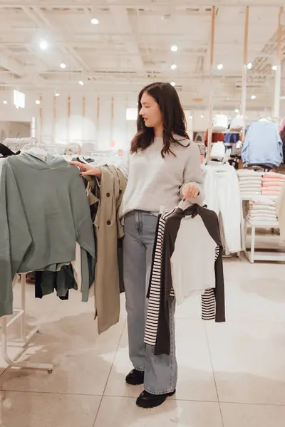 Koreański Nastolatka Wybierając Kupując Modne Ubrania Centrum Handlowym Detalizm Konsumpcjonizm — Zdjęcie stockowe