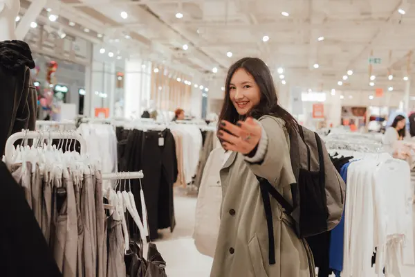 Корейська Дівчина Підліток Вибирає Купує Модний Одяг Торговому Центрі Роздрібна Стокова Картинка