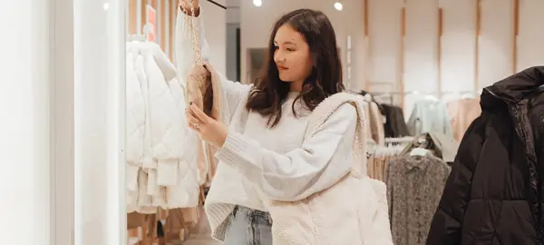 Koreański Nastolatka Wybierając Kupując Modne Ubrania Centrum Handlowym Detalizm Konsumpcjonizm Obraz Stockowy